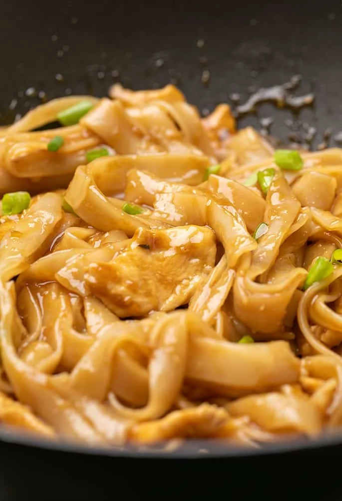 Chicken lomein in black wok