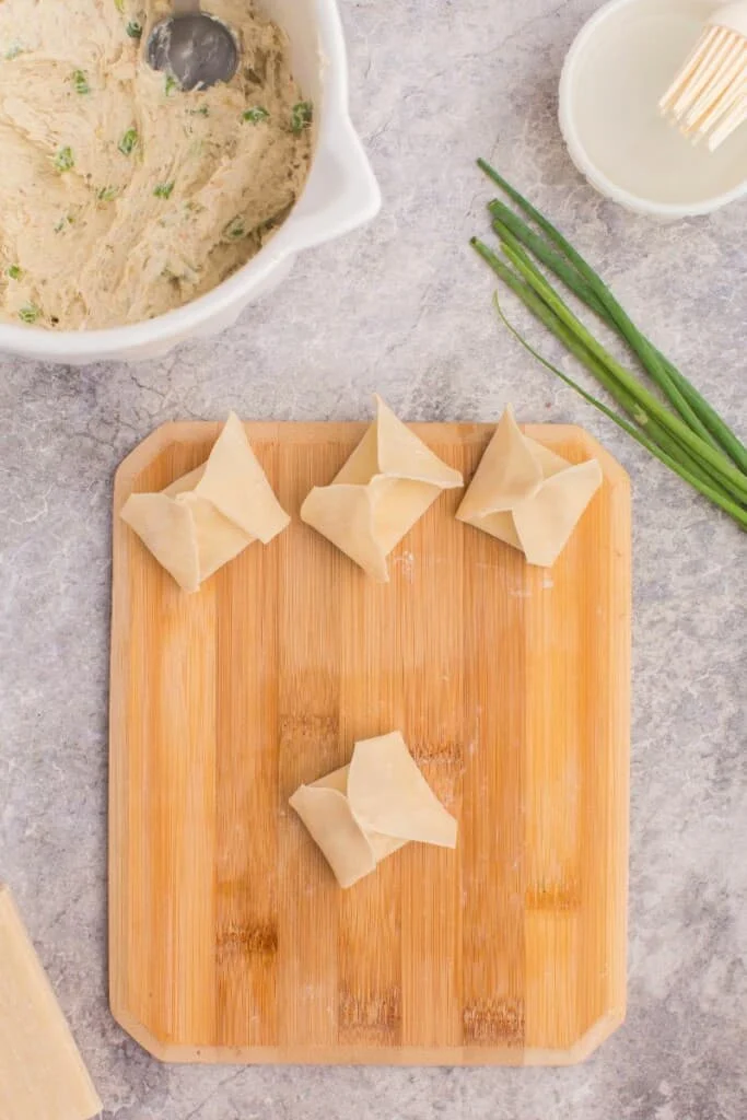 closing wonton wrapper with filling