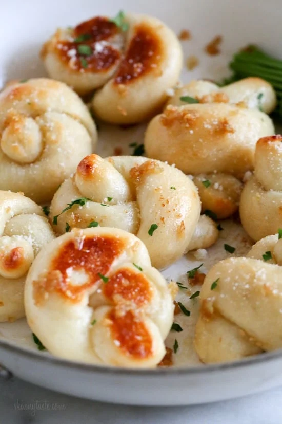 These soft, garlicky knots taste just like your favorite pizzeria’s garlic knots, but made from scratch using my easy yeast-free bagel dough recipe (just flour, Greek yogurt, baking powder and salt).