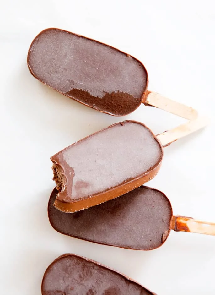 This fudgesicles recipe is made with just 4 healthy ingredients, and couldn't be easier. Put the ice cream truck to shame this summer!