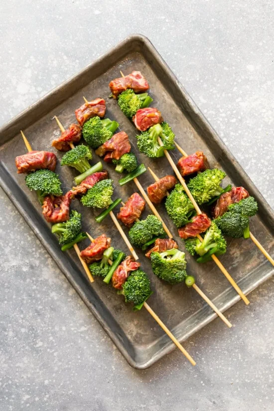 Thread the beef, broccoli and scallions on the skewers.