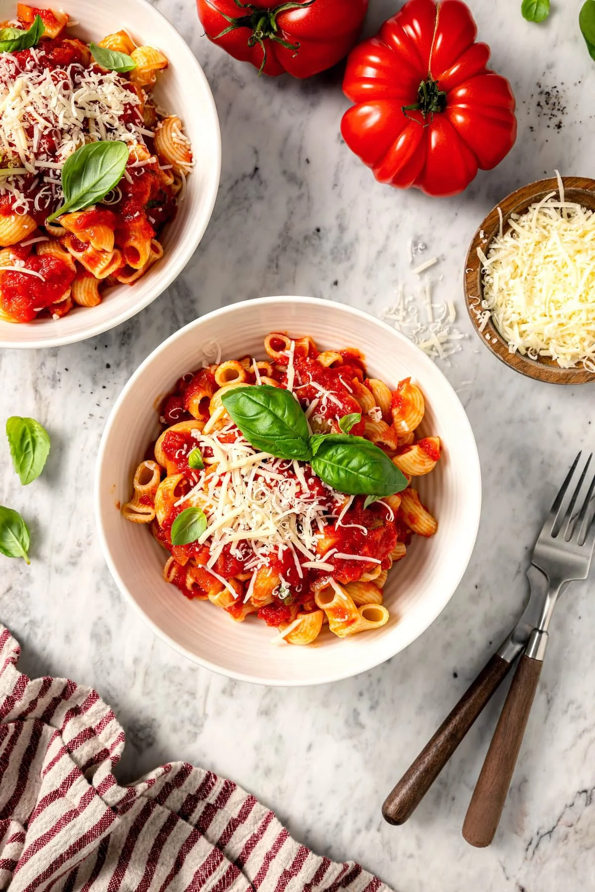 Two bowls of filetto di pomodoro pasta.