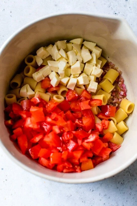 Add tomatoes and mozzarella to the pasta.